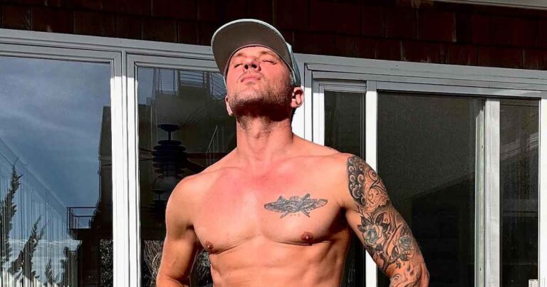 Feature Ryan Phillippe Soaks Up the Sun While Flexing His Rock Hard Abs