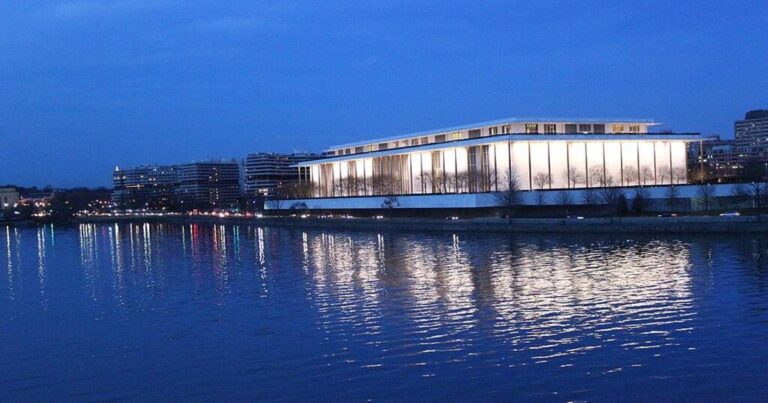 1024px kennedy center in the evening